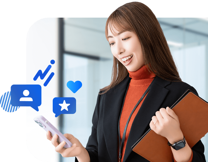 女性がスマホを見ている